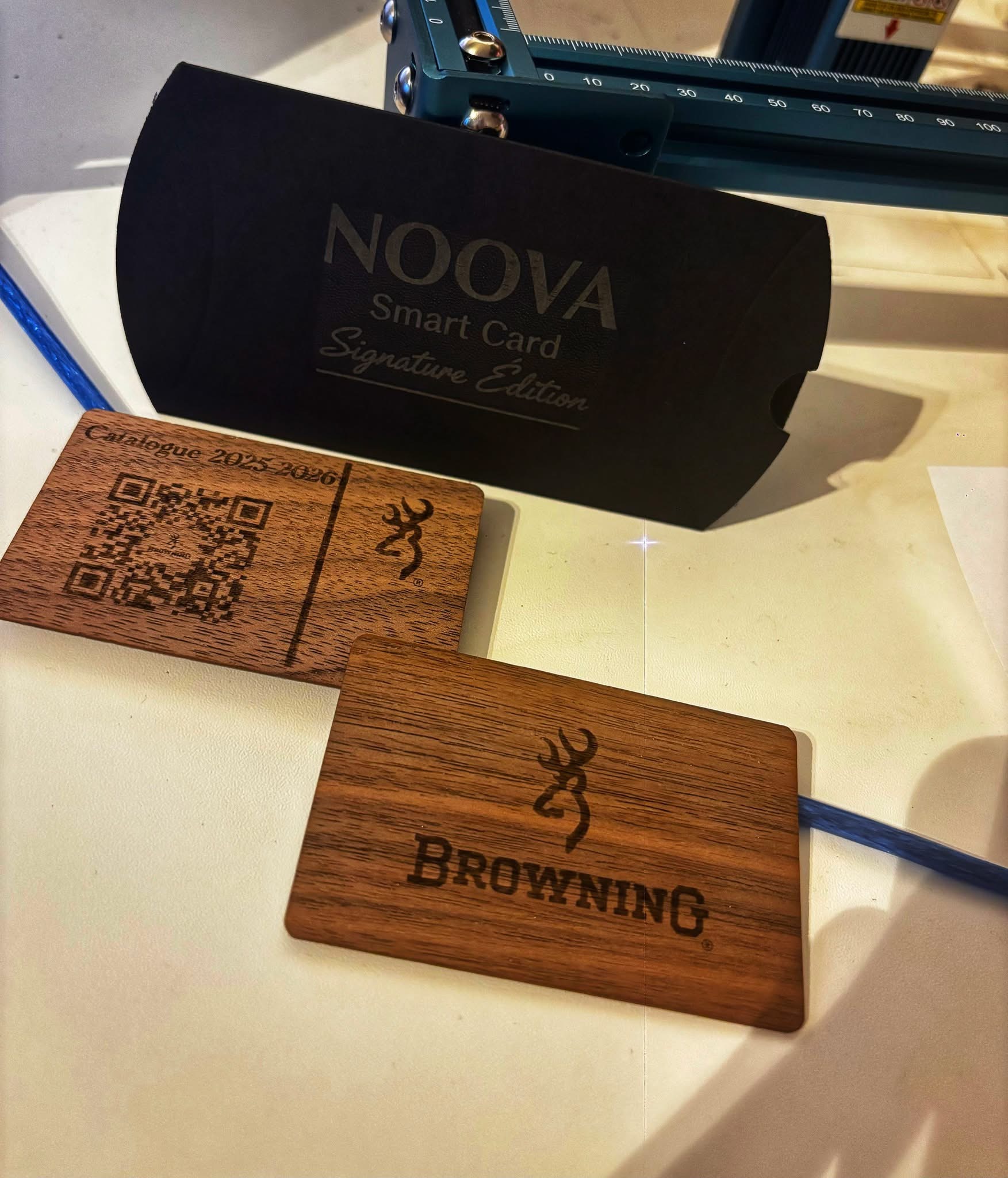 Carte Noova Connect en bois brun gravé